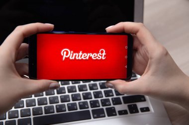 Tula, Rusya - 28 Kasım 2018: app üstünde belgili tanımlık perde ile tutan kadın. Onların ilginç şeyler pin izin veriyor bir online pinboard Pinterest olduğunu.