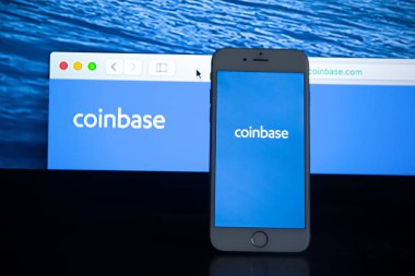 Tula, Rusya - 27 Ocak 2019: Coinbase - Bitcoin satın almak ve daha güvenli Cüzdan mobil app üstünde belgili tanımlık göstermek