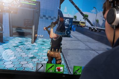 Tula, Rusya Federasyonu - 27 Ocak 2019 - Fortnite video oyunu ekran karakter ve konsol denetleyicisi ile. İki hafta Battle Royale online oyun Epic tarafından