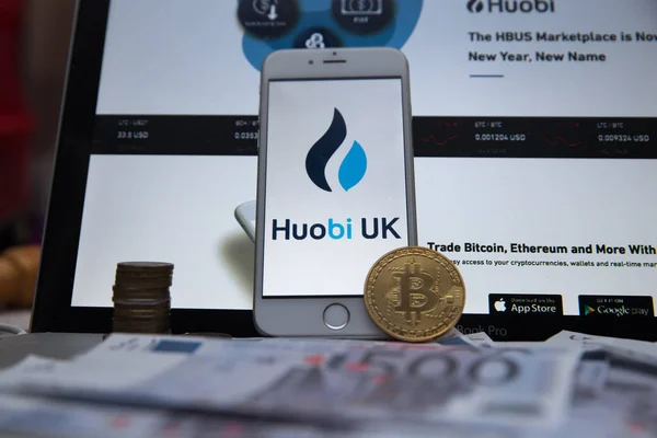 Tula, Rusko - 27. ledna 2019: bitcoins, dolary a Huobi logo na obrazovku smartphone. Huobi - jeden z největších kryptoměn výměny na — Stock fotografie