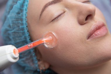 Elektrik darsonval yüz masajı yordamı salonu alma