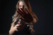 Unavený smutný dospívající dívka šikany, přední pohled strach teenagera unavuje šikany v sociálních sítích
