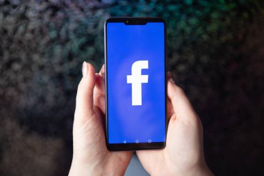 Tula, Rusya - 28 Kasım 2018: Facebook sosyal medya app logo iş kişi elinde akıllı cihazlar ekranda hareket eden app kütük-içinde kayıt kayıt sayfasında