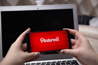 Tula, Rusya - 28 Kasım 2018: app üstünde belgili tanımlık perde ile tutan kadın. Onların ilginç şeyler pin izin veriyor bir online pinboard Pinterest olduğunu.