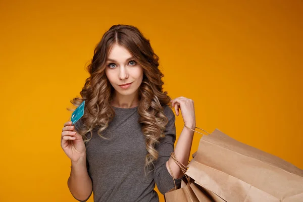 Mladá krásná žena drží nákupní tašky a kreditní karty — Stock fotografie