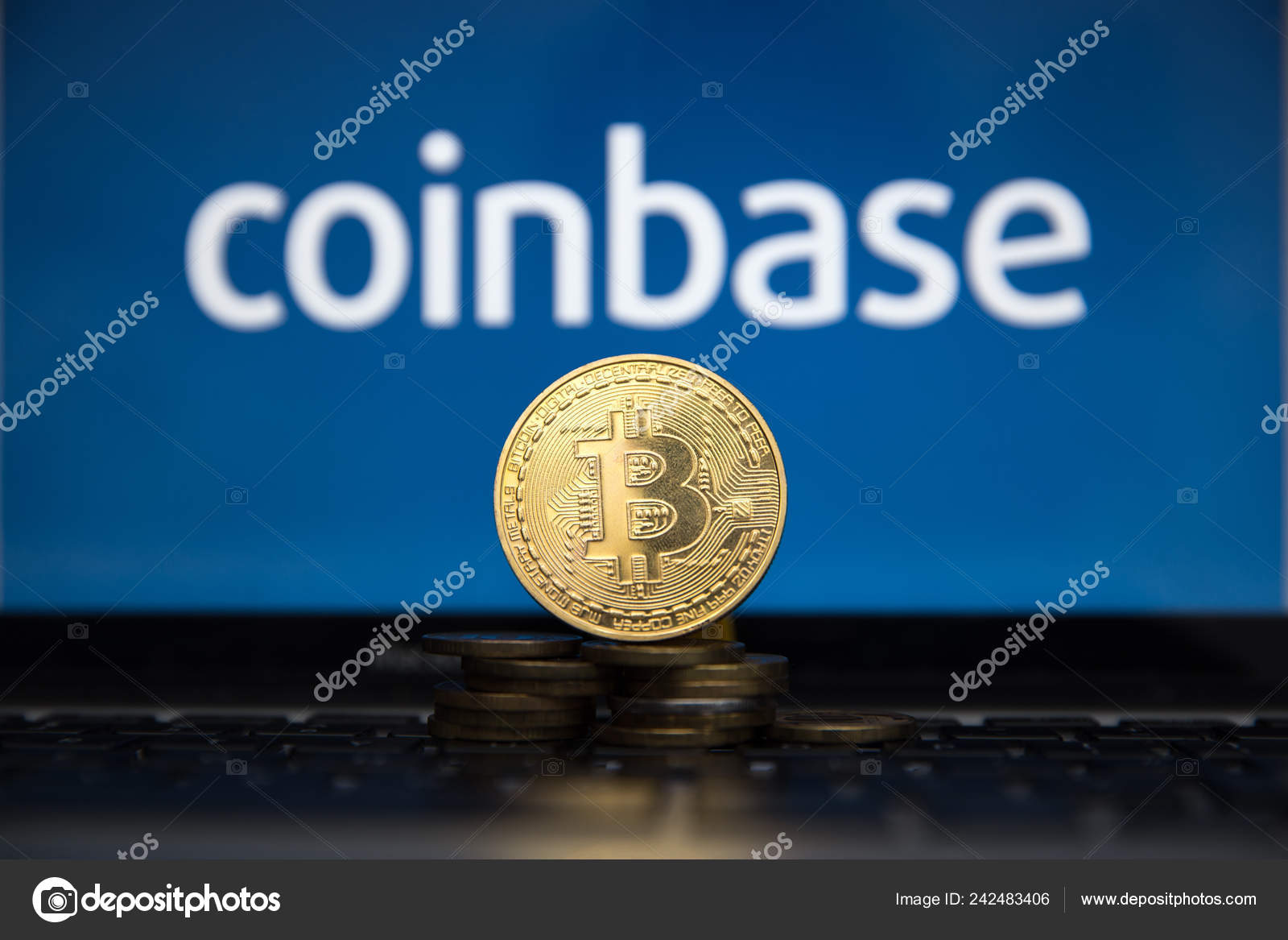 툴라, 러시아-1 월 27 일, 2019: Coinbase-구매 Bitcoin 개 등, 디스플레이에 보안 지갑 모바일 애플 리 케이 션  — 스톡 에디토리얼 사진 © burdun #242483406