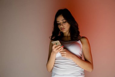 aşırı telefon vasıl evde oturan kız. online zorbalık Stalker sosyal ağların bir kurban o