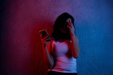 aşırı telefon vasıl evde oturan kız. online zorbalık Stalker sosyal ağların bir kurban o