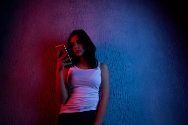 aşırı telefon vasıl evde oturan kız. online zorbalık Stalker sosyal ağların bir kurban o