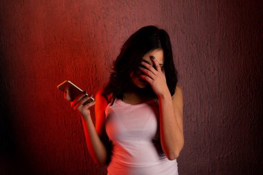 aşırı telefon vasıl evde oturan kız. online zorbalık Stalker sosyal ağların bir kurban o