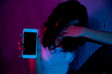 üzgün ve korkmuş kadın genç bilgisayar dizüstü cyberbullying ve çevrimiçi varlık taciz acı ile stalker ya da umutsuz ve siber zorbalık içinde aşağılanmış hissediyor dedikodu tarafından istismar