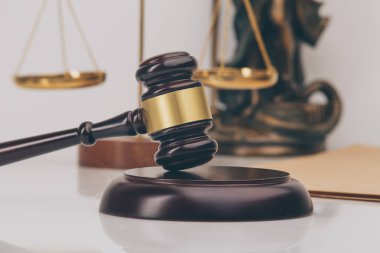 Adalet avukat hukuk bürosu arka planda takım toplantısı ile tokmak Yargıç. Kavramları