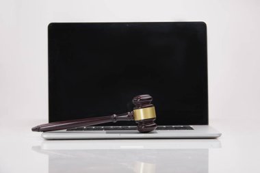 Laptop ve çekiç mahkeme salonunda masada closeup