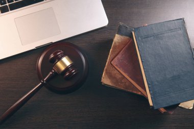 Kitap ve kahverengi zemin üzerindeki ölçekleri ile tokmak