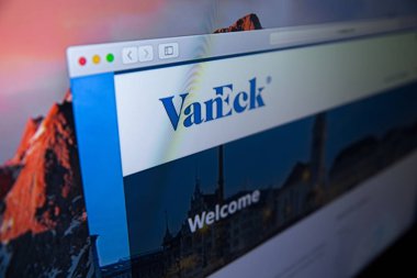 Tula, Rusya - 27 Ocak 2019: Vaneck yatırım yönetimi firma logosu Smartphone cep telefonu ile