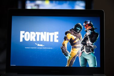 Tula, Rusya Federasyonu - 27 Ocak 2019 - Fortnite video oyunu ekran karakter ve konsol denetleyicisi ile. İki hafta Battle Royale online oyun Epic tarafından