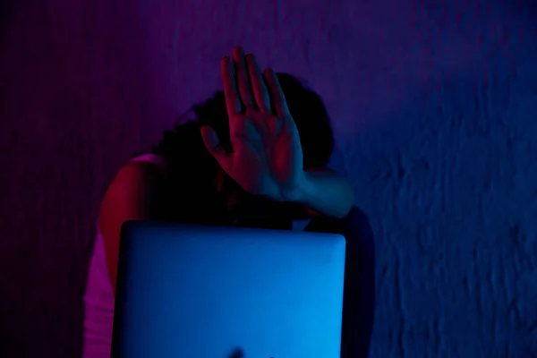 Adolescente triste et effrayée avec ordinateur portable souffrant de cyberintimidation et de harcèlement en ligne maltraitée par harceleur ou commérage se sentant désespérée et humiliée dans la cyberintimidation — Photo