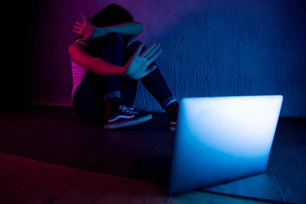 Triste e spaventata adolescente con computer portatile che soffre di cyberbullismo e molestie essere abusato online da stalker o pettegolezzi sentirsi disperati e umiliati nel cyber bullismo — Foto Stock