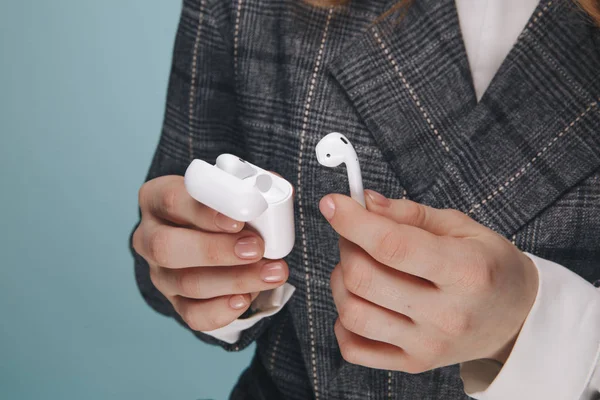 Tula, Russia - JANUARY 24, 2019: Happy woman listening music Apple AirPods wireless . — Stock Photo, Image