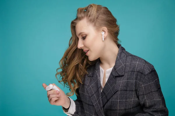 Tula, Rusya - 24 Ocak 2019: Mutlu kadın dinleme müzik Apple Airpods kablosuz .