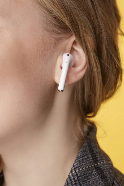 Тула, Россия - 24 ЯНВАРЯ 2019: Счастливая женщина слушает музыку Apple AirPods — стоковое фото