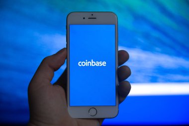 Tula, Rusya - 27 Ocak 2019: Coinbase - Bitcoin satın almak ve daha güvenli Cüzdan mobil app üstünde belgili tanımlık göstermek
