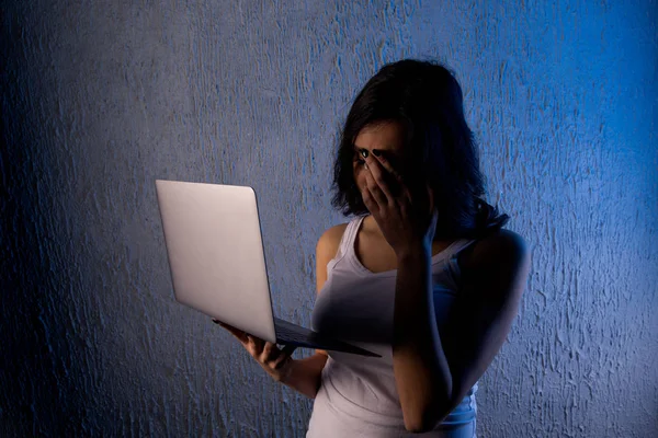 Triste y asustada adolescente con computadora portátil que sufre cyberbullying y acoso en línea sentirse desesperado y humillado en cyber bullying — Foto de Stock