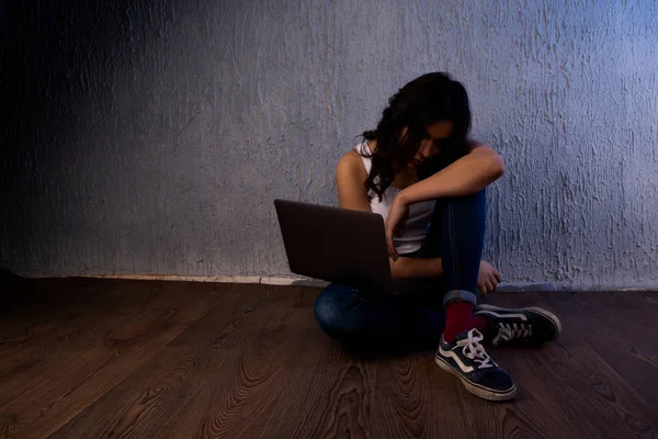 Triste y asustada adolescente con computadora portátil que sufre cyberbullying y acoso en línea sentirse desesperado y humillado en cyber bullying — Foto de Stock