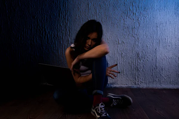 Traurige und verängstigte Teenager mit Computer-Laptop, die unter Cybermobbing und Online-Belästigung leiden und sich im Cybermobbing verzweifelt und gedemütigt fühlen — Stockfoto