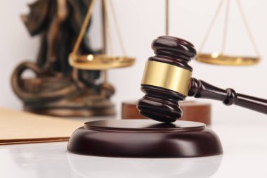 Adalet avukat hukuk bürosu arka planda takım toplantısı ile tokmak Yargıç. Kavramları