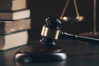 Adalet avukat hukuk bürosu arka planda takım toplantısı ile tokmak Yargıç