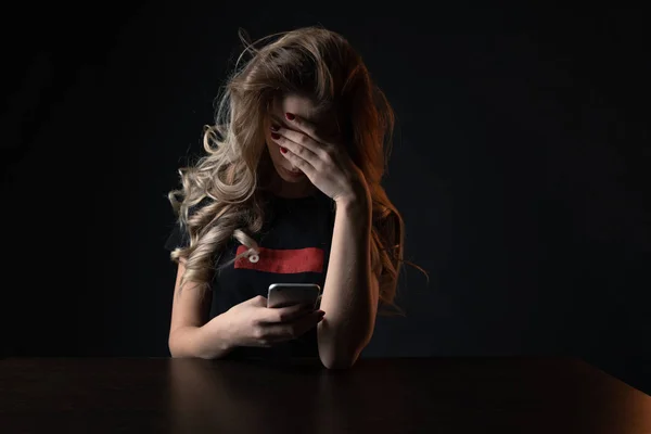 Detailní obrázek frustrovaný dívka, mladá žena je obětí šikany online — Stock fotografie