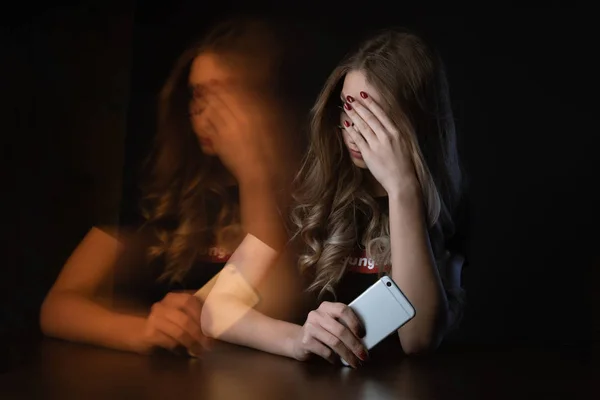 Κοντινό πλάνο εικόνα απογοητευμένοι κορίτσι, νεαρή γυναίκα να είναι θύμα εκφοβισμού σε απευθείας σύνδεση — Φωτογραφία Αρχείου