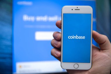 Tula, Rusya - 27 Ocak 2019: Coinbase - Bitcoin satın almak ve daha güvenli Cüzdan mobil app üstünde belgili tanımlık göstermek