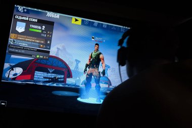 Tula, Rusya Federasyonu - 27 Ocak 2019 - Fortnite video oyunu ekran karakter ve konsol denetleyicisi ile. İki hafta Battle Royale online oyun Epic tarafından
