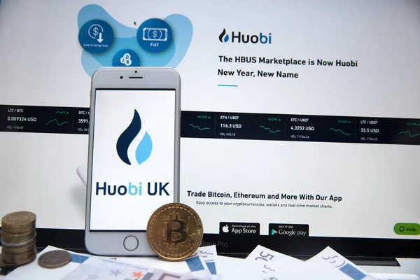 Tula, Rusko - 27. ledna 2019: bitcoins, dolary a Huobi logo na obrazovku smartphone. Huobi - jeden z největších kryptoměn výměny na — Stock fotografie