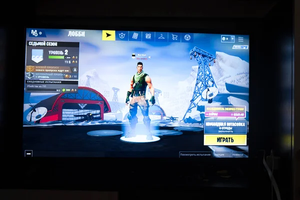 Tula, Rusia - 27 de enero de 2019 - Pantalla de videojuegos Fortnite con controlador de personaje y consola. Quincena batalla Royale juegos en línea por Epic —  Fotos de Stock