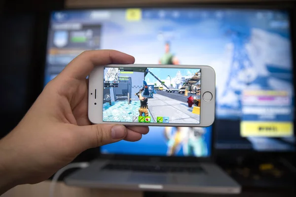 Tula, Russia - JANUARY 27, 2019 - Layar permainan video Fortnite dengan karakter dan pengendali konsol. Dua minggu Battle Royale game online oleh Epic — Stok Foto