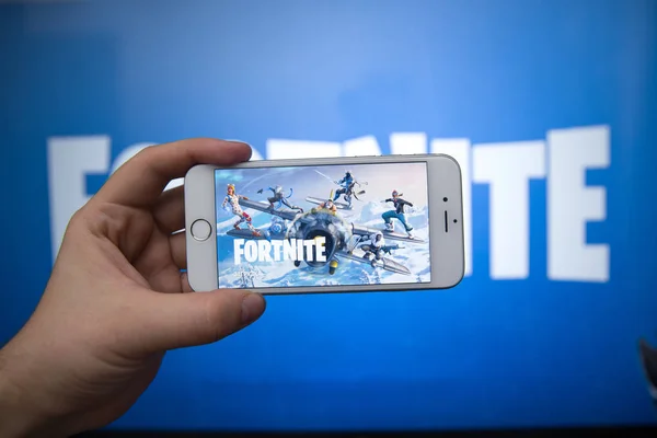 Tula, Russia - JANUARY 27, 2019 - Layar permainan video Fortnite dengan karakter dan pengendali konsol. Dua minggu Battle Royale game online oleh Epic — Stok Foto