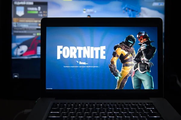 Tula, Russia - JANUARY 27, 2019 - Layar permainan video Fortnite dengan karakter dan pengendali konsol. Dua minggu Battle Royale game online oleh Epic Stok Foto