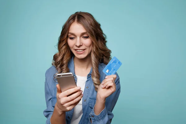 Obraz podekscytowany Pani młody na białym tle nad niebieskim tle przy użyciu telefonów komórkowych posiadających kredyt — Zdjęcie stockowe