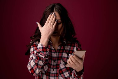 cep telefonu internet olarak tutan kız ya da genç kadın sanal ortamda kabadayılık veya Siber zorbalık stres kavramı ve akıllı telefon ve ağ bağımlılığı istismar kurbanı saplı
