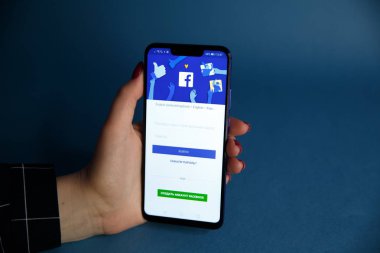 Tula, Rusya - 29 Ocak 2019: Facebook sosyal medya app logo iş yerinde iş kişi elinde iphone akıllı cihazlarda mobil app ekranda kütük-içinde kayıt kayıt sayfa