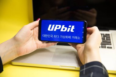 Tula, Rusya - 29 Ocak 2019: Upbit cryptocurrency Döviz logosu smartphone cep telefonu ile