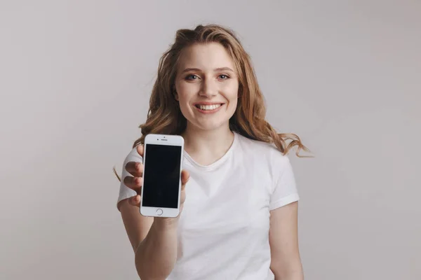 Menina segurando iphone branco e dois cartões de saudação — Fotografia de Stock