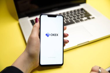 Tula, Rusya - 28 Ağustos 2018: modern üzerinde görüntülenen Okex logosu