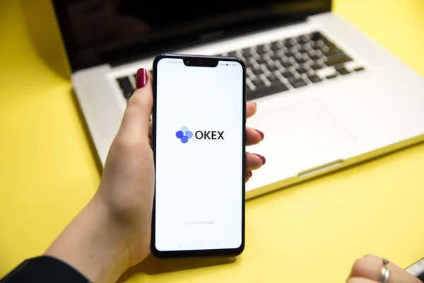 Tula, Ryssland - 28 augusti 2018: Okex logotyp visas på en modern — Stockfoto