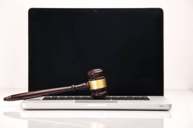 Laptop ve çekiç mahkeme salonunda masada closeup