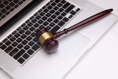 Laptop ve çekiç mahkeme salonunda masada closeup