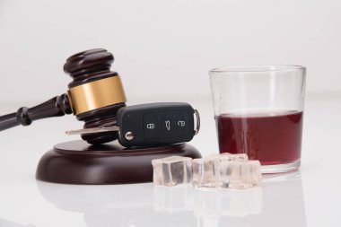 Bir kadeh viski ve bir beyaz araba anahtarları